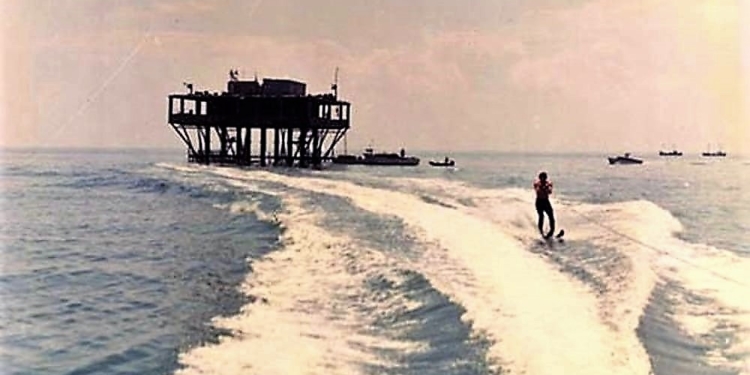 Isola delle Rose: il libero Stato in mezzo al mare, bombardato dall’Italia democratica