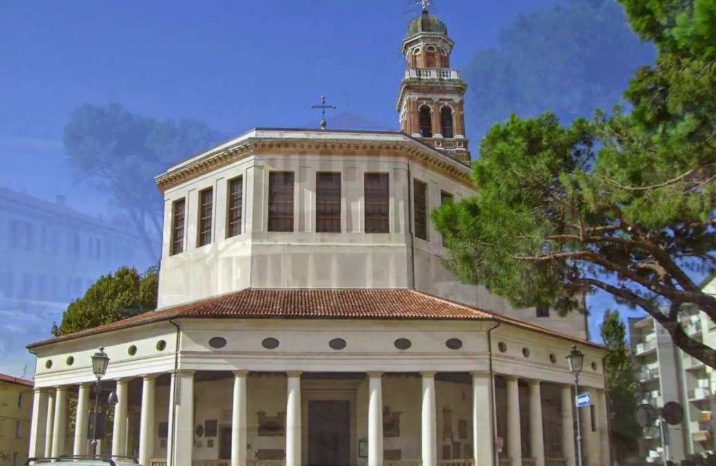 Chiesa della Beata Vergine del Soccorso con il campanile costruito dal Longhena (foto youtube)