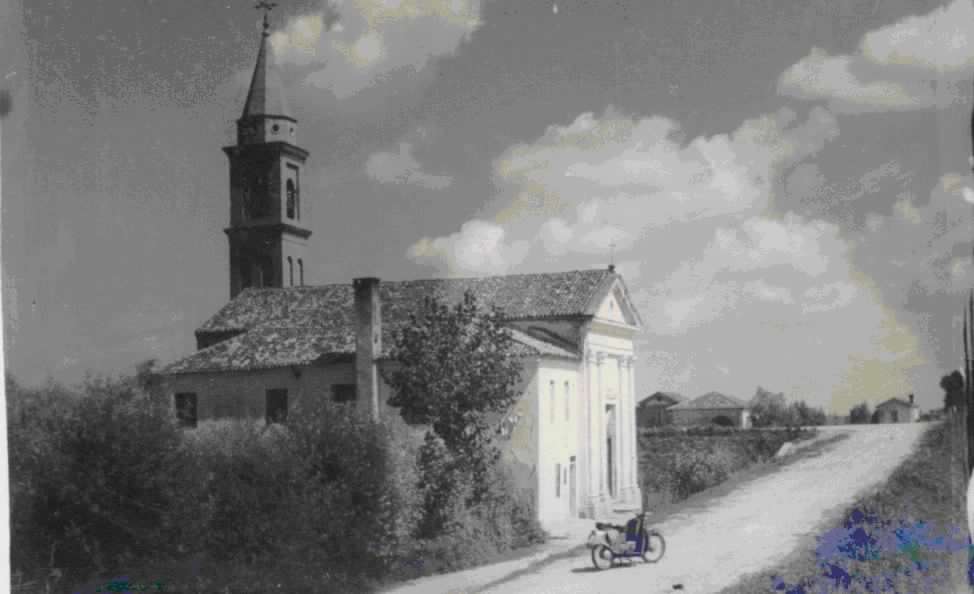 La chiesa edificata nel 1832, in una fotografia scattata nell'agosto 1951 archivio Carabinieri di Cavarzere.