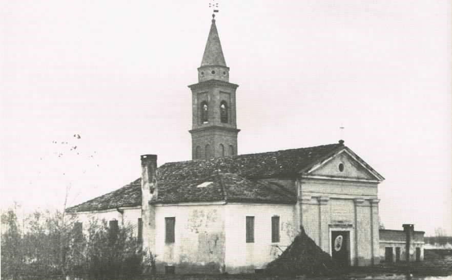 L'acqua copre il piano terra della canonica anche la chiesa e' particolarmente sommersa. foto Levisaro