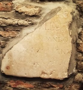 Frammento della pietra commemorativa trovata nel restauro del locale Ai scalini