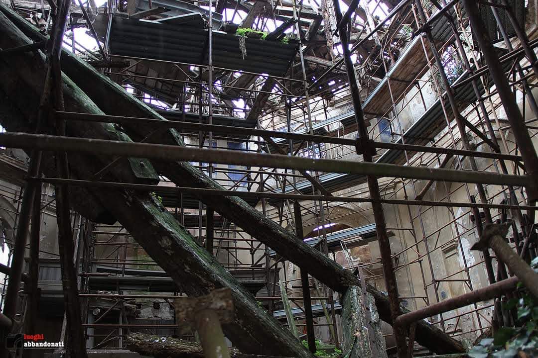 Altra foto che mostra il degrado all' interno della Chiesa di San Marco (foto sito I luoghi abbandonati)