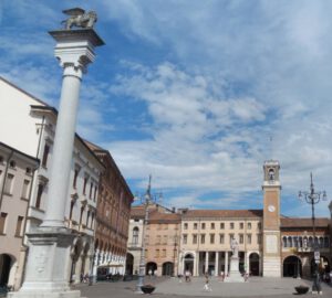Colonna Marciana posizionata nella vecchia Piazza Maggiore a Rovigo nel 1519 dopo la fine del conflitto di Cambrai