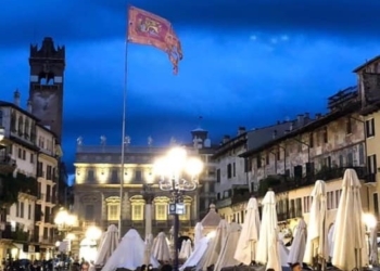 Verona, il Pd fa ammainare il Leone di San Marco in piazza delle Erbe: la folle guerra all’identità veneta