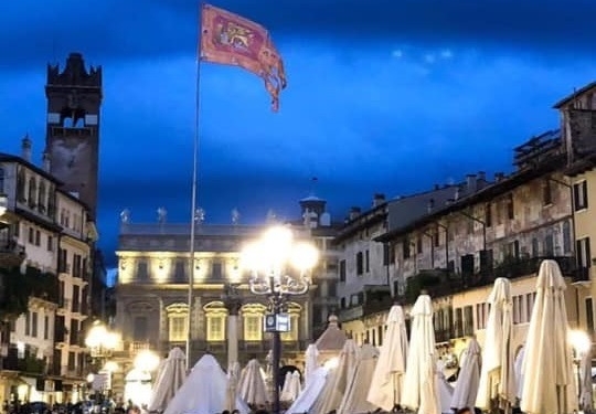 Verona, il Pd fa ammainare il Leone di San Marco in piazza delle Erbe: la folle guerra all’identità veneta