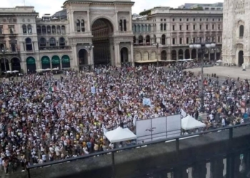 Covid e pensiero unico: diecimila in piazza con Szumski e i media italiani non li “vedono”