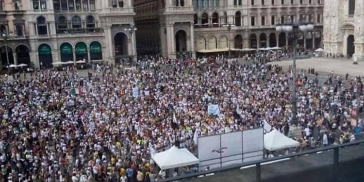 Covid e pensiero unico: diecimila in piazza con Szumski e i media italiani non li “vedono”