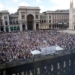 Covid e pensiero unico: diecimila in piazza con Szumski e i media italiani non li “vedono”