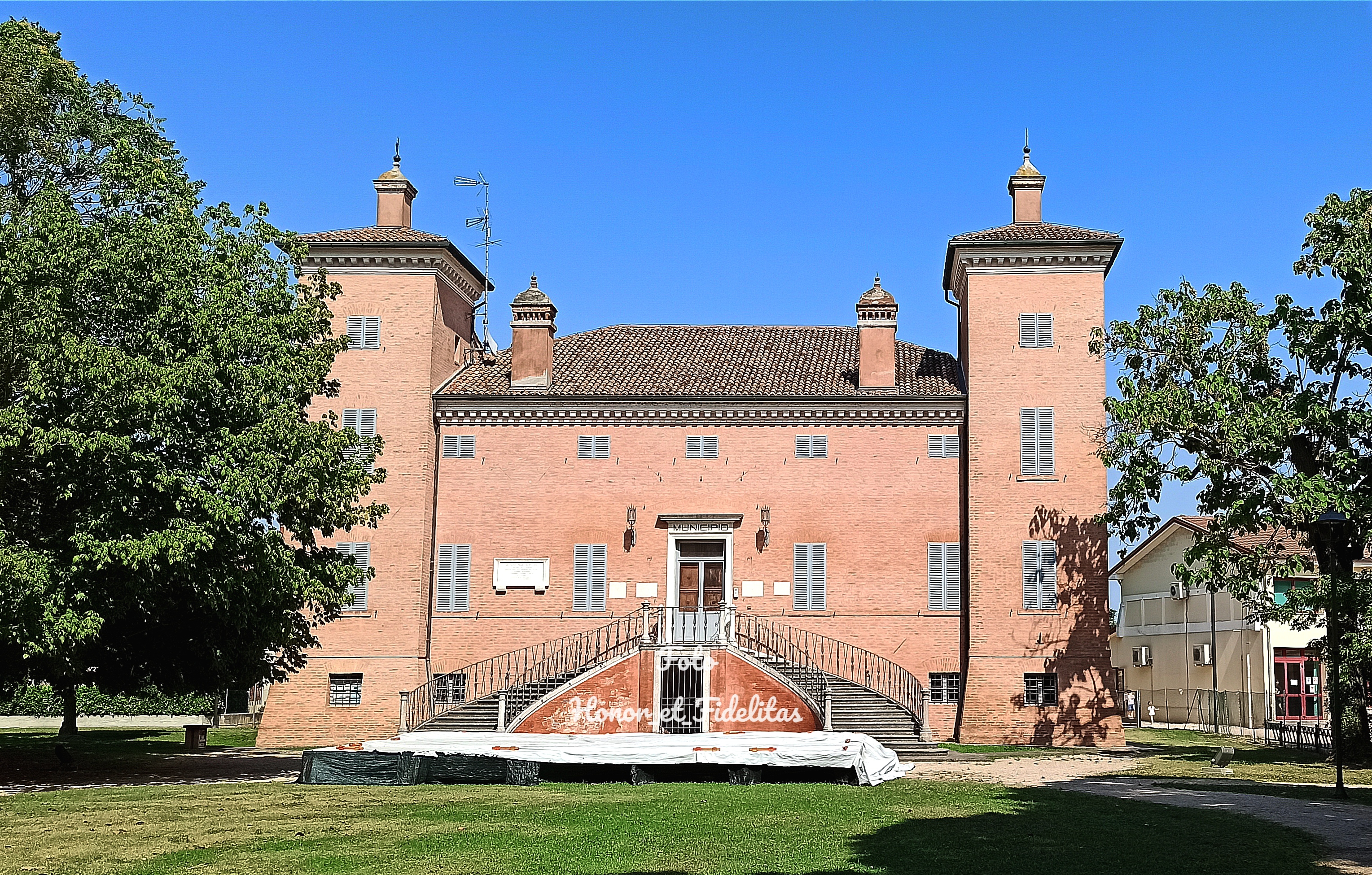 Villa Schiatti-Gioglioli a Ficarolo. Si narra che sia stata costruita proprio dove sorgeva il Castello (foto autore) 