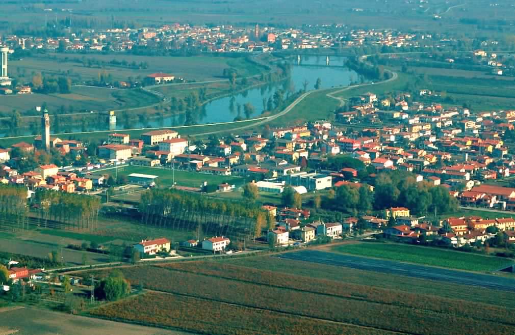 Veduta area di San Martino di Venezze (polesine) l'Adige, e il paese di Anguillara (padovano) foto web