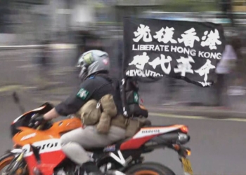 Hong Kong, dittatura cinese: nove anni di galera per aver esposto una bandiera “secessionista”