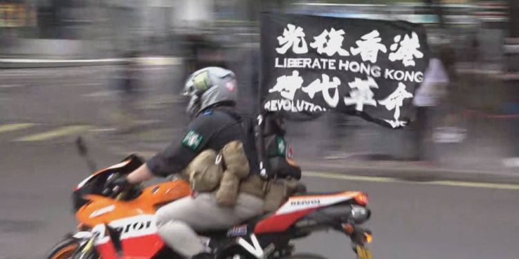Hong Kong, dittatura cinese: nove anni di galera per aver esposto una bandiera “secessionista”
