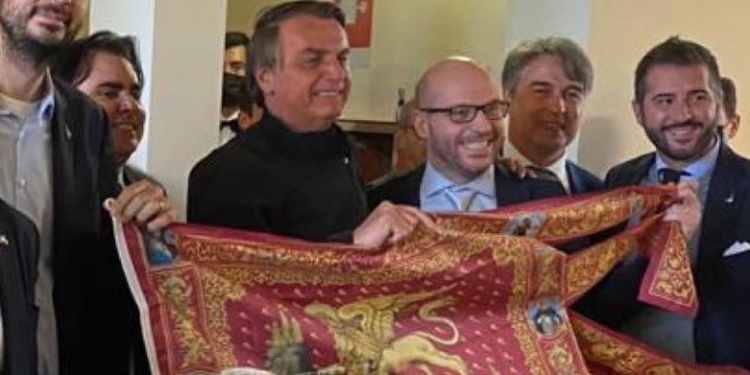 Bolsonaro cittadino veneto, Anguillara resiste alla furia della sinistra e della Chiesa di Bergoglio