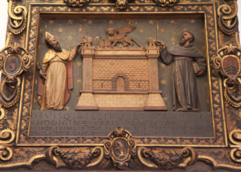 Bassorilievo ligneo in cui è raffigurato San Bellino, il Leone Marciano e San Francesco nella “Camera della Consulta” di Rovigo, oggi sede del Municipio (foto web)