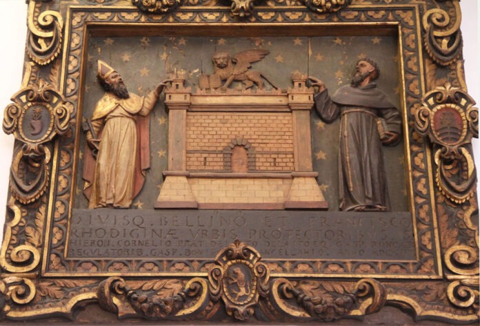 Bassorilievo ligneo in cui è raffigurato San Bellino, il Leone Marciano e San Francesco nella “Camera della Consulta” di Rovigo, oggi sede del Municipio (foto web)