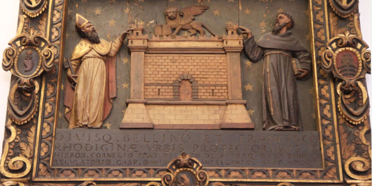 Bassorilievo ligneo in cui è raffigurato San Bellino, il Leone Marciano e San Francesco nella “Camera della Consulta” di Rovigo, oggi sede del Municipio (foto web)