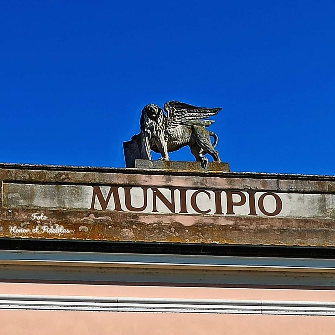 Leone Marciano sul Palazzo del Municipio di Polesella (foto autore)