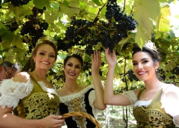 Festa da Uva a Caxias do Sul, Brasil: e ste tose le ne invita in lengoa veneta