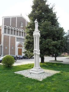 Colonna portata a Lusia dai Veneziani che si può ammirare di fronte all'attuale Chiesa (foto web)