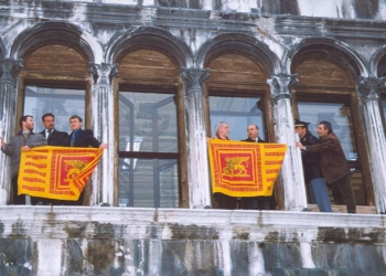 27 anni fa i consiglieri della Liga Veneta Repubblica sul cornicione a San Marco per solidarietà ai Serenissimi
