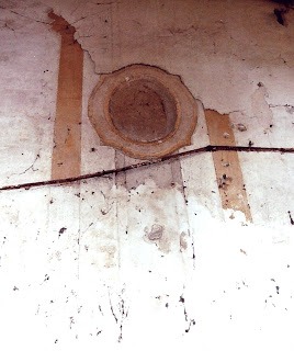 Particolare della decorazione nella scuderia accanto a una porta (Foto Baldi 1988)