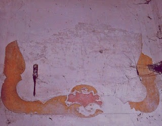 Particolare della decorazione tra due finestre della scuderia (Foto Baldi 1988)
