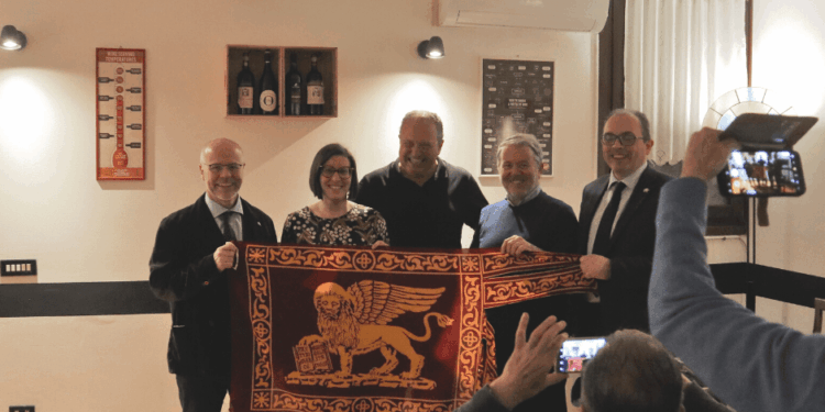 Il gonfalone del cammino “Da San Marco a San Marco” vola in Canada