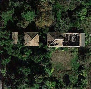 Veduta satellitare si può notare il crollo del tetto della Barchessa e la fitta vegetazione.(Google Earth)