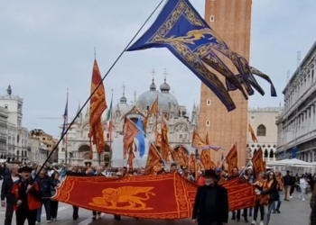 Veneti in San Marco, la polizia ferma le bandiere. La preghiera di Don Floriano per l’indipendenza del Veneto: VIDEO
