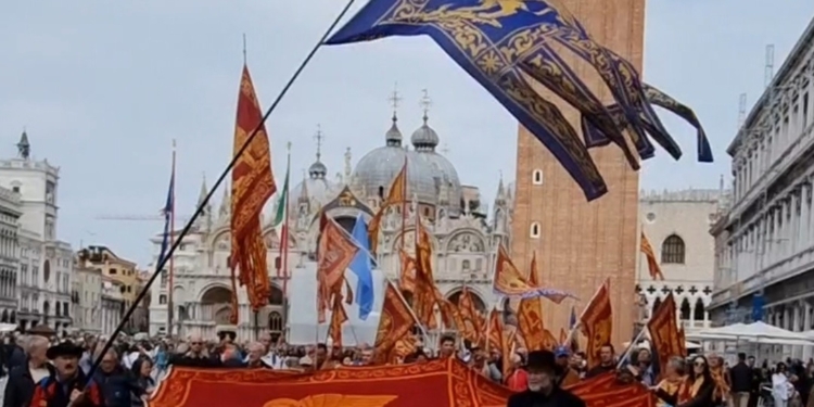 Veneti in San Marco, la polizia ferma le bandiere. La preghiera di Don Floriano per l’indipendenza del Veneto: VIDEO