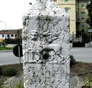 Cippo con Leone Marciano datato 1559 ritovato ad inizio ottocento presso la pubblica piazza ad Adria (foto G.Berton)