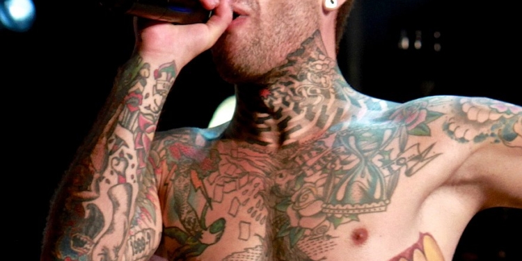 Favero condannato per Cadorna, ma Fedez può dare degli “infami, figli di cani” ai carabinieri