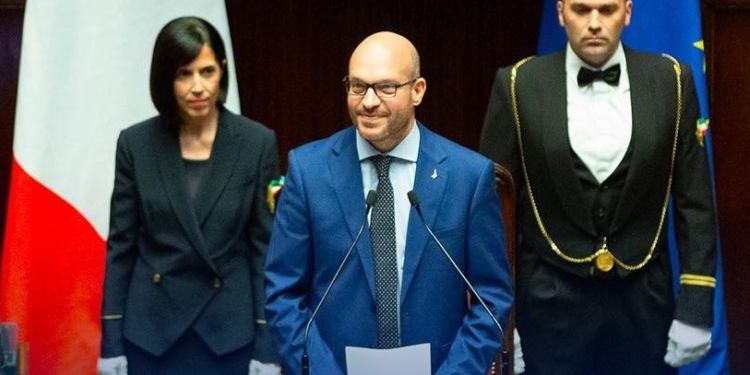 Fontana “inpiegato”, bufera sul Presidente della Camera: ma dal Veneto, un applauso