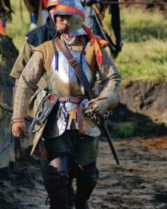 Immagine di un figurante in veste di soldato tardo medioevale(estratta dal web)