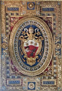 Stemma di Pio VI sul soffitto ligneo della Basilica di San Giovanni in Laterano (foto estratta dal web)