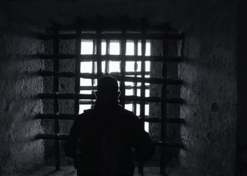 Immagine di un uomo rinchiuso in una cella (foto web)