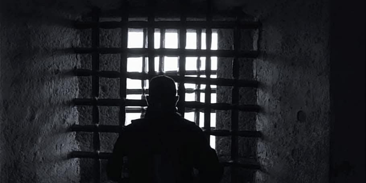 Immagine di un uomo rinchiuso in una cella (foto web)