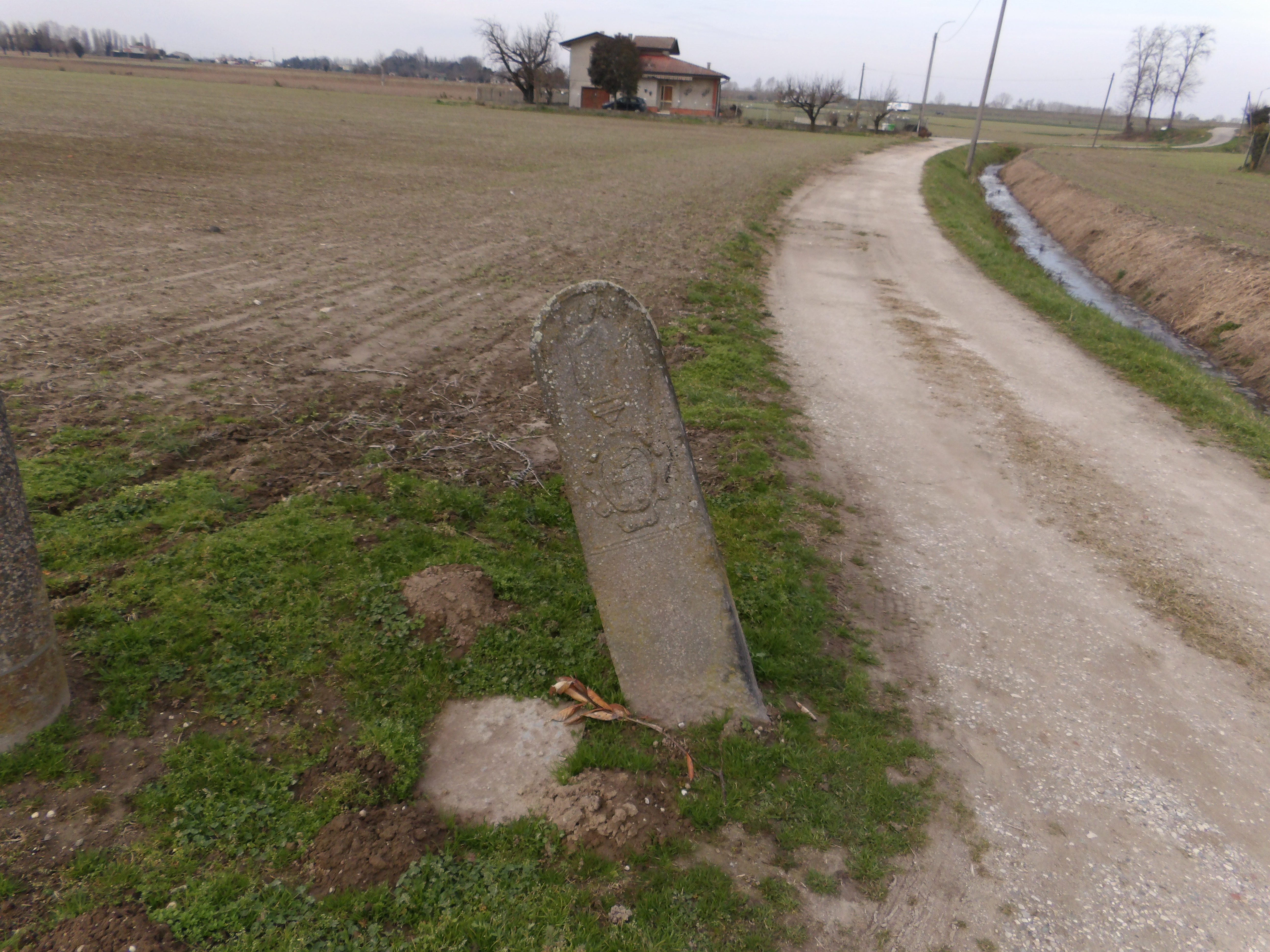 Località Stoppacine al confine tra i comuni di San Martino di Venezze e Pettorazza. Ecco in che condizioni versa l'antico Cippo. (foto autore)