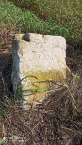 Foto scattata da M. Fornaro alcuni anni fa quando il Cippo Fasolo era intatto. (Foto Autore)