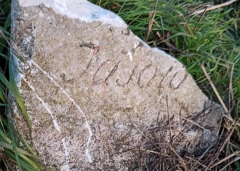 Il Cippo Fasolo deturpato alcuni giorni fa (Foto M. Cesaretto)