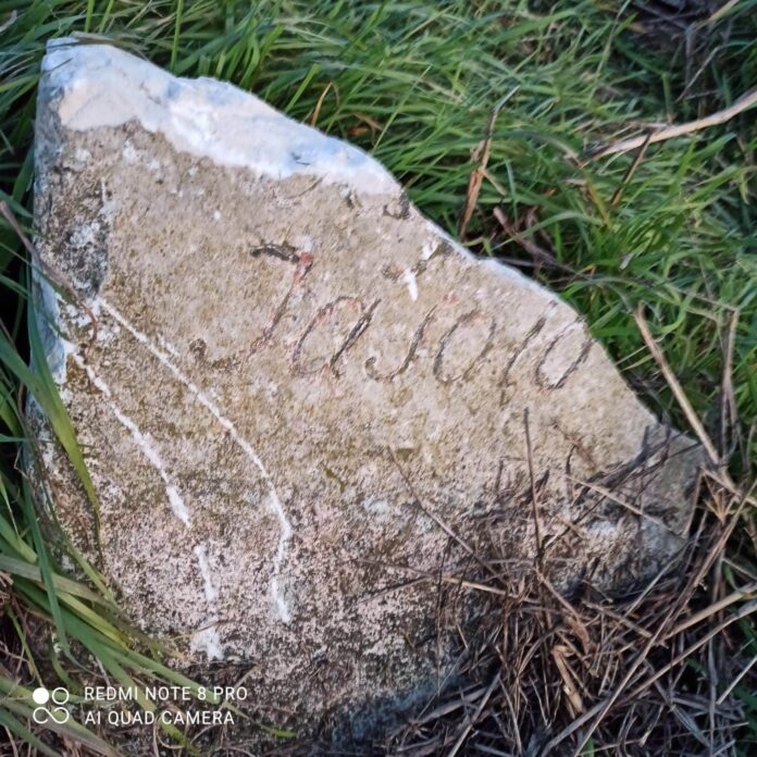 Il Cippo Fasolo deturpato alcuni giorni fa (Foto M. Cesaretto)