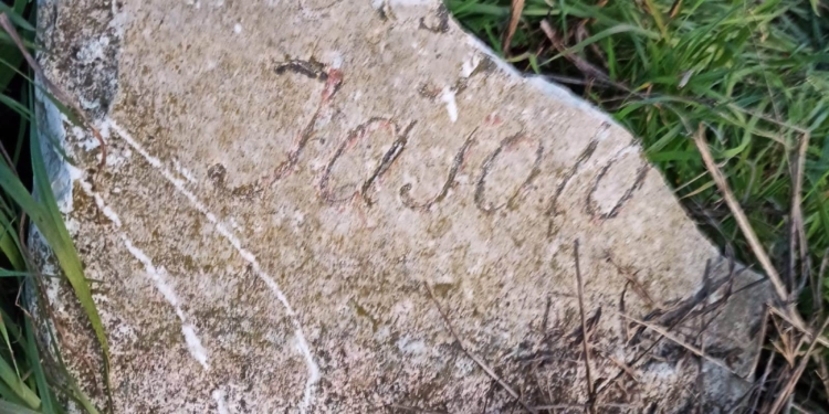 Il Cippo Fasolo deturpato alcuni giorni fa (Foto M. Cesaretto)