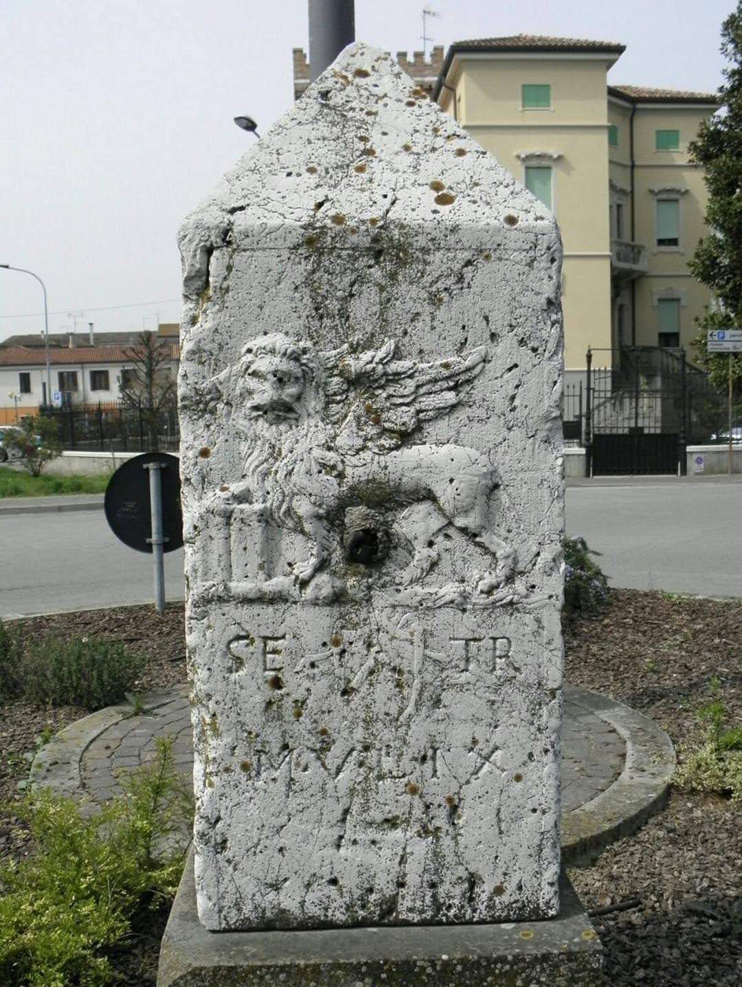 Foto del Pidistallo in Piazzale Alberto mario ad Adria (foto G. Berton)