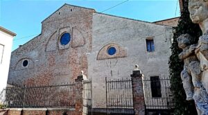 “Antica facciata della Cattedrale di Adria. Qui si trovava l’ingresso utilizzato per l’entrata solenne dei vescovi. L'accesso fu murato nei secoli successivi.”