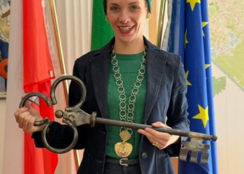 La sindaca di Merano non si fa imporre la fascia tricolore: dalla parte di Katharina Zeller