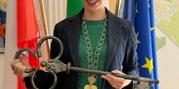 La sindaca di Merano non si fa imporre la fascia tricolore: dalla parte di Katharina Zeller