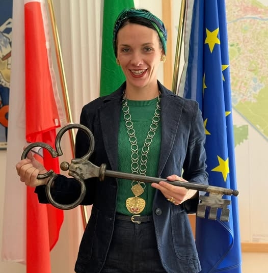La sindaca di Merano non si fa imporre la fascia tricolore: dalla parte di Katharina Zeller