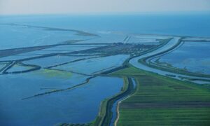 Un'immagine panoramica che mostra l'evoluzione del Delta del Po, risultato delle modifiche apportate dal Taglio di Porto Viro.