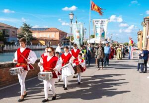 Corteo indetto durante la sagra paesana di San Michele a Loreo (foto web)