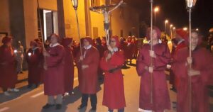 I fradei in una delle loro storiche celebrazioni notturne (foto web)